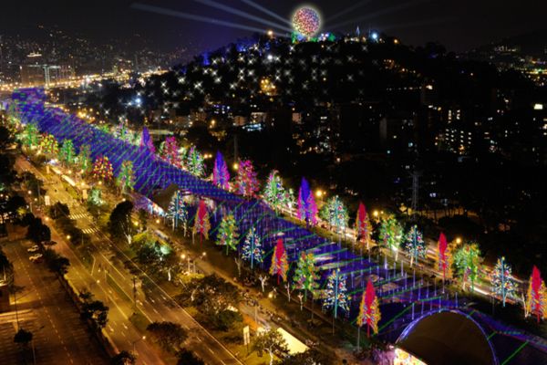 El Alumbrado Navideno de Medellin, Colombia / Christmas Lights in Medellin, Colombia