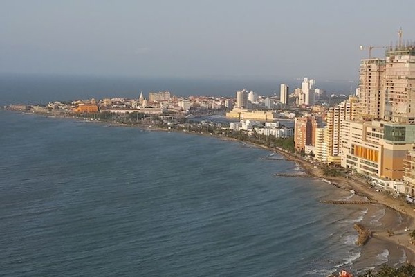 La Ciudad Antigua de Cartagena desde Palmetto #3402 en Bocagrande